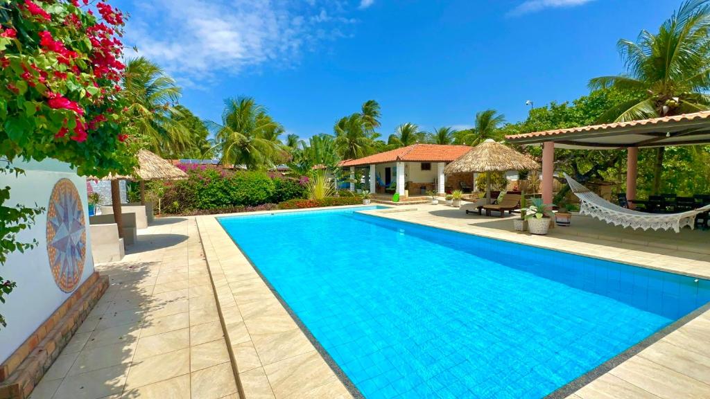 uma piscina numa villa com um resort em Pousada Casa Eco Paracuru em Paracuru
