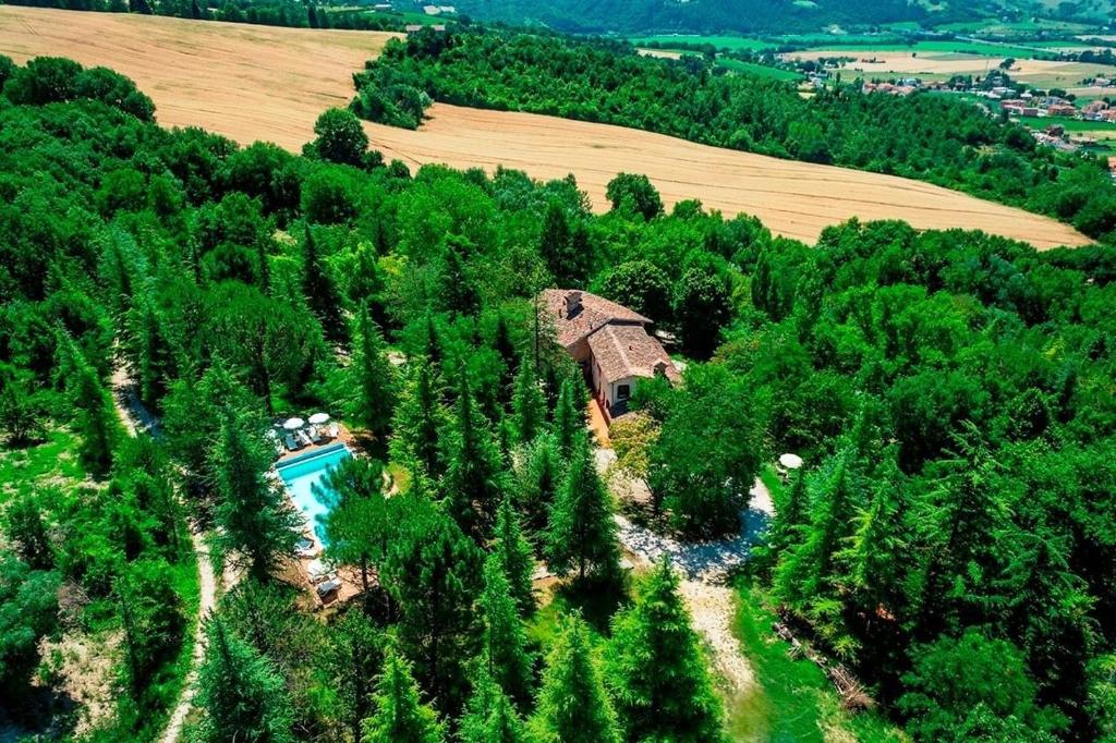 une vue aérienne d'une maison au milieu d'un champ dans l'établissement Agriturismo Akasha, à Branca