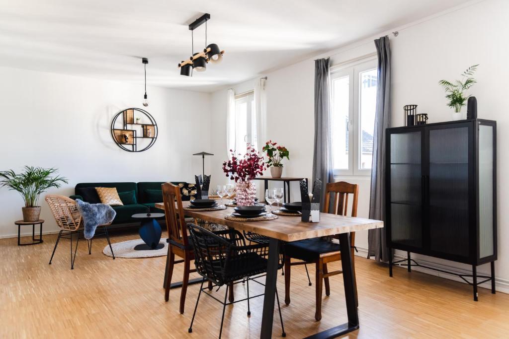 ein Wohnzimmer mit einem Tisch und einem Sofa in der Unterkunft Hybrid Work-Play Retreat - 2BR, 1B central Kreuzberg in Berlin