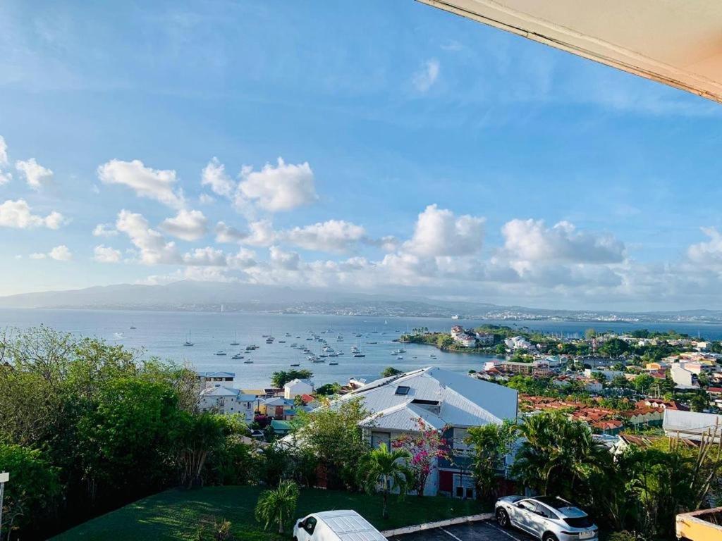 - une vue sur une ville avec des bateaux dans l'eau dans l'établissement Studio Bod’Lanmè - Trois îlets, à Les Trois-Îlets