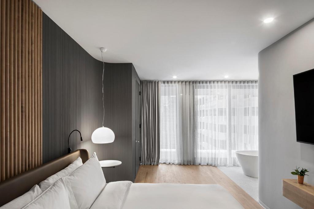Postel nebo postele na pokoji v ubytování Hôtel Le Germain Montréal