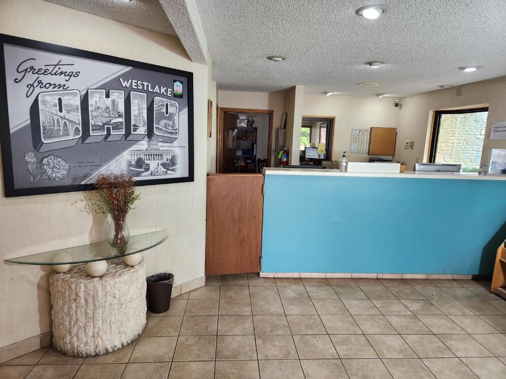 une salle d'attente avec un comptoir et une table dans l'établissement WestSpring Inn - Westlake Cleveland, à Westlake