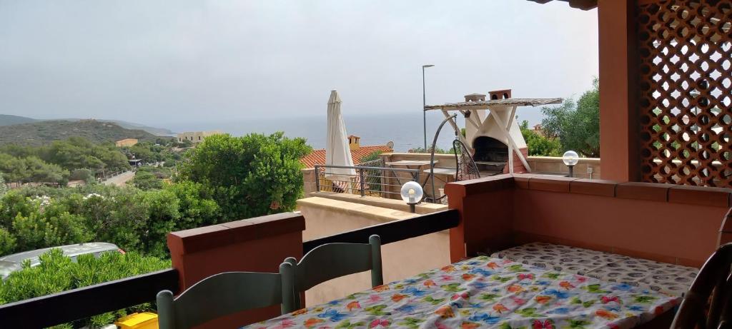 balkon ze stołem i krzesłami oraz widokiem na ocean w obiekcie Casa Erbì w mieście Torre dei Corsari