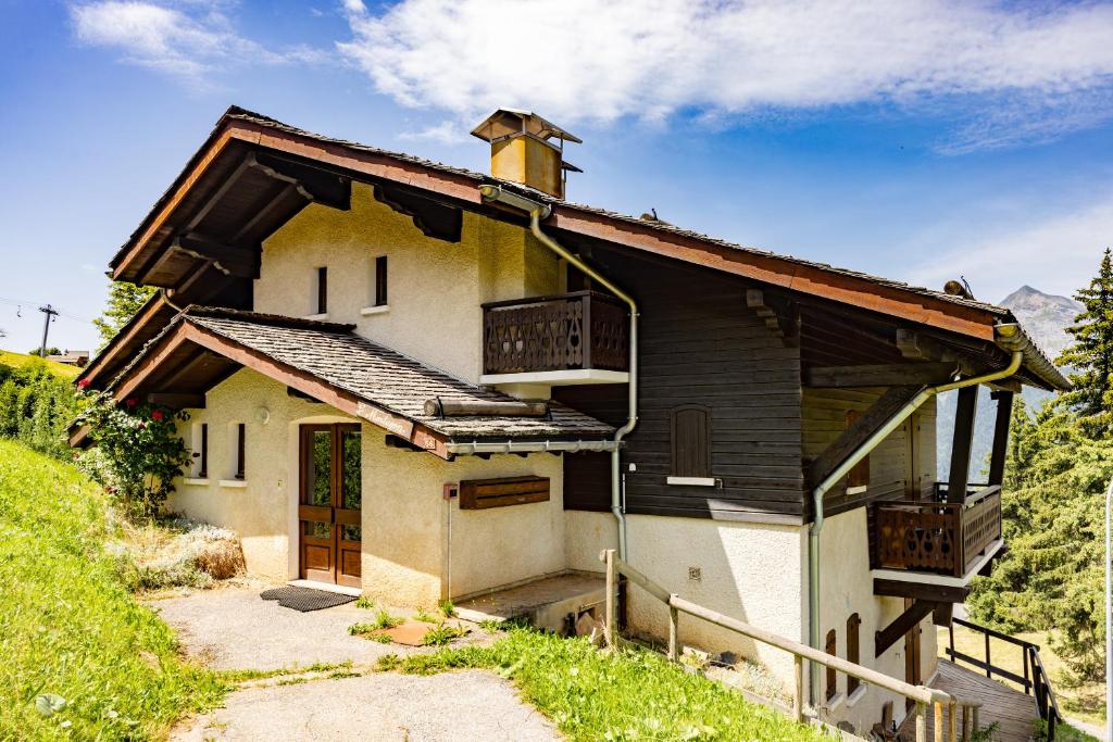 una casa con un balcón en el lateral. en Appartement Pied Des Pistes en Crest-Voland