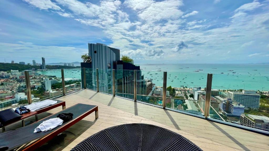 a balcony with a view of the ocean at Best Location Condo with swimming pool, gym, sauna, washing mashine, Fast internet in Central of Pattaya in Pattaya Central