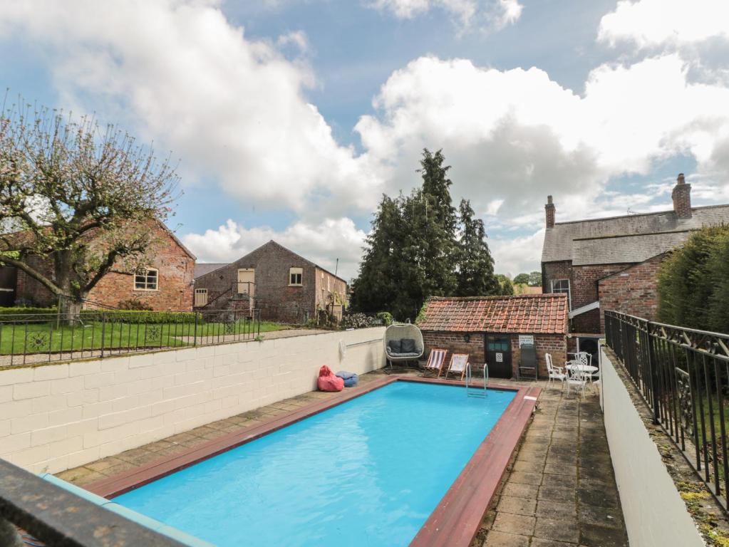 einen Pool im Hinterhof eines Hauses in der Unterkunft Bailey house in Bainton