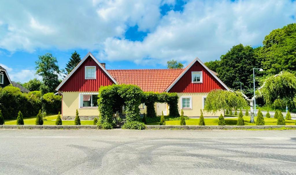 ein gelbes und rotes Haus mit rotem Dach in der Unterkunft Alex's Family Villa in Sjöbo