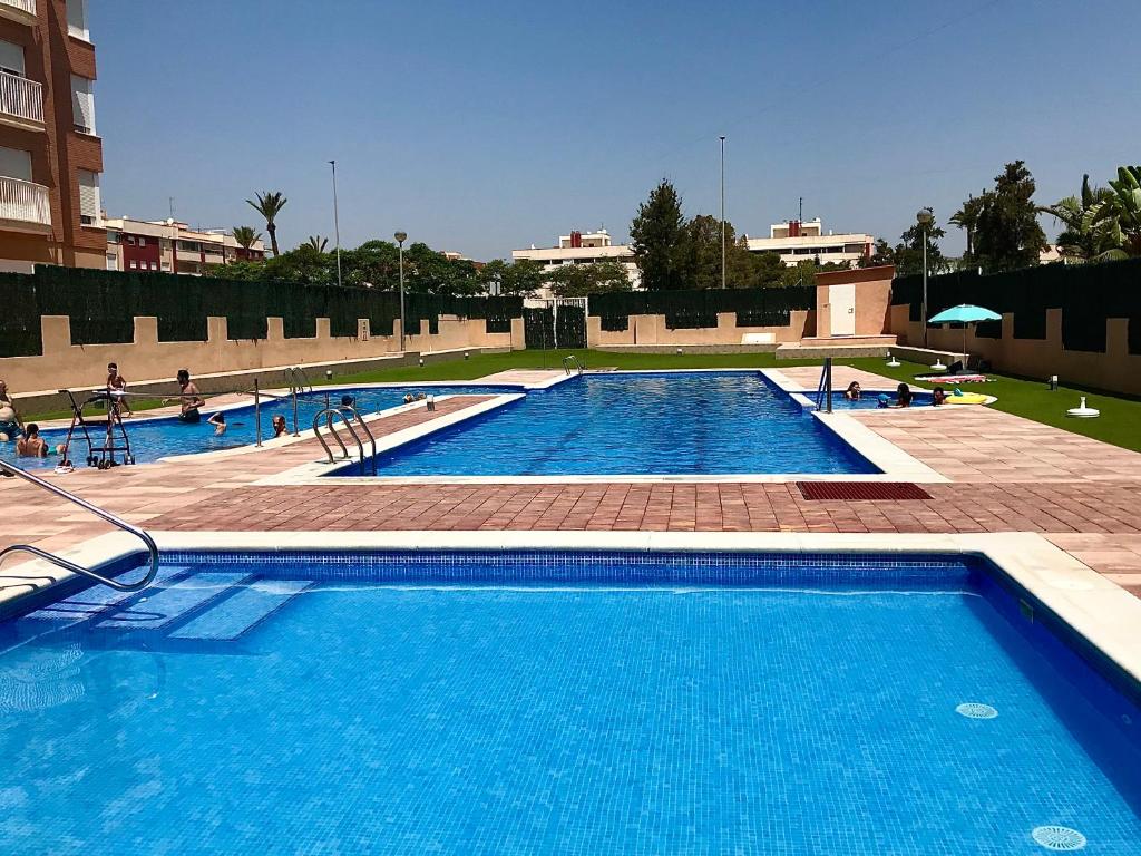 una grande piscina con acqua blu in un edificio di Las Yucas, al lado de la playa ad Águilas