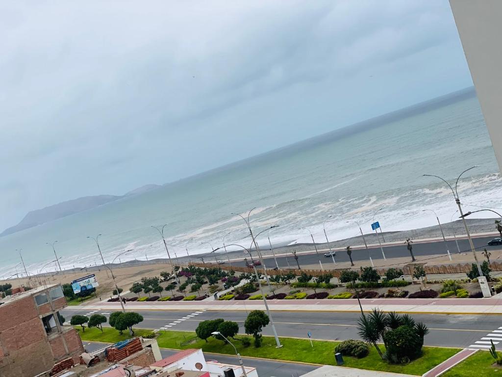 Blick auf eine Straße mit dem Meer im Hintergrund in der Unterkunft Hermoso departamento con vista al mar in Lima