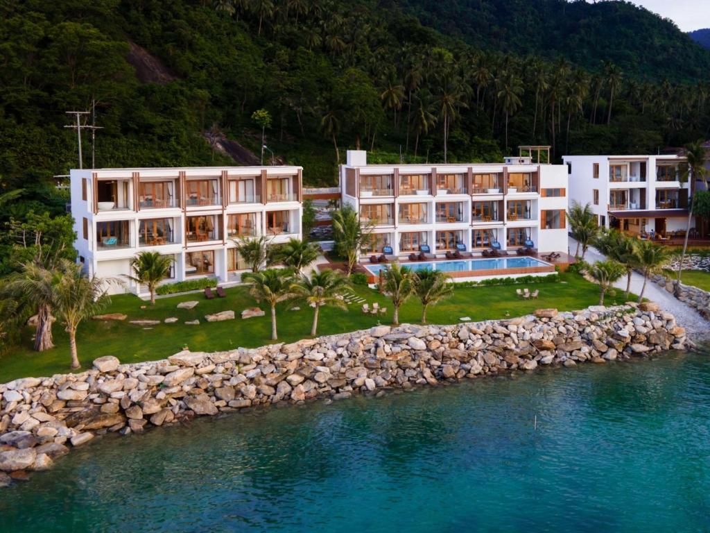 una vista aérea de un complejo con una masa de agua en X-Sea Khanom Harbor Bay Resort en Khanom