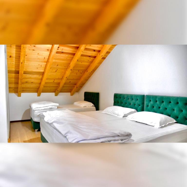 Postel nebo postele na pokoji v ubytování Breezy Hotel