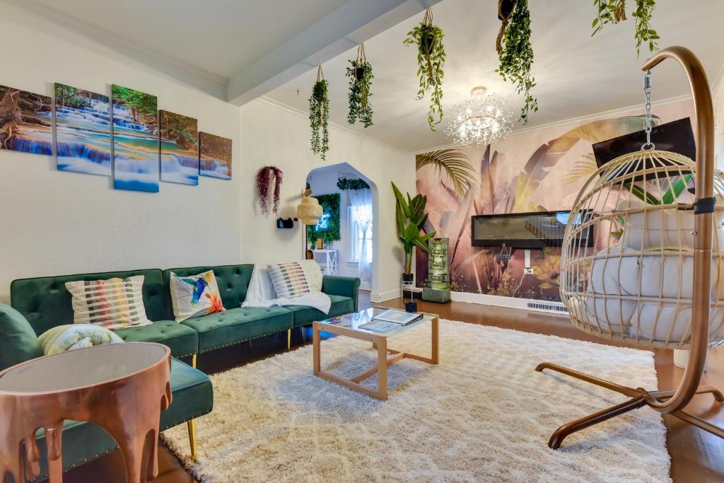 Posezení v ubytování Themed New York Home about 2 Mi to Niagara Falls!