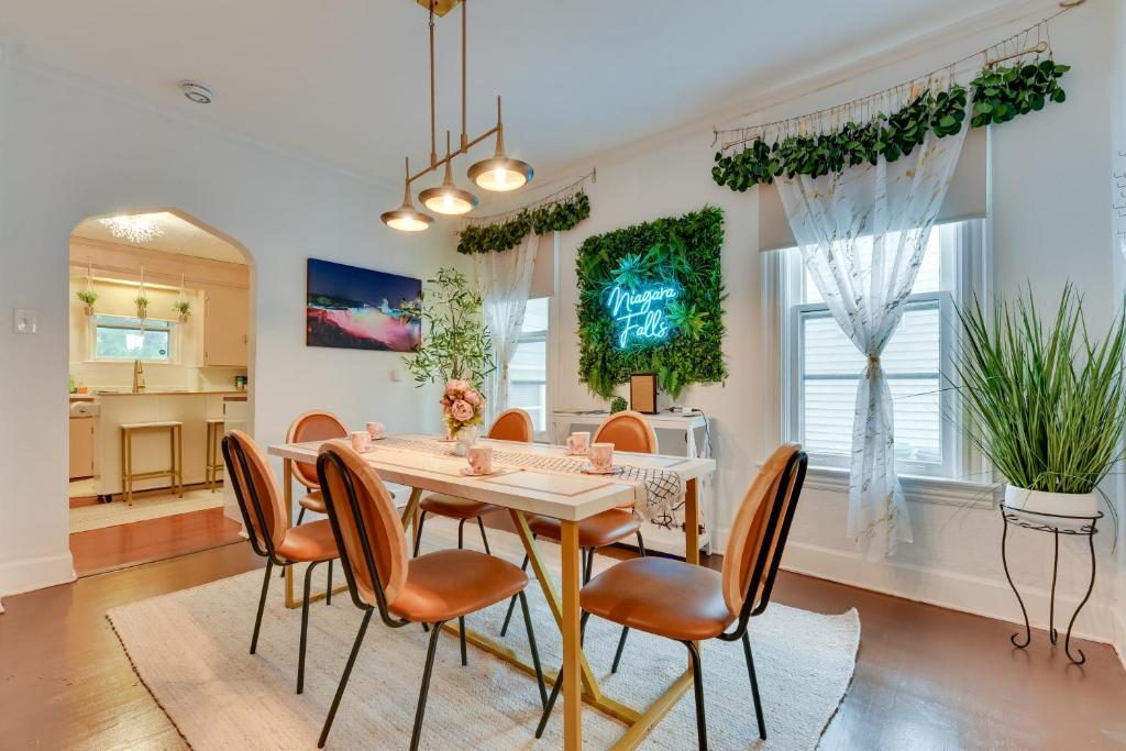 TV a/nebo společenská místnost v ubytování Themed New York Home about 2 Mi to Niagara Falls!