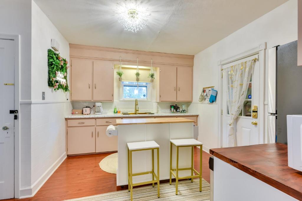Kuchyň nebo kuchyňský kout v ubytování Themed New York Home about 2 Mi to Niagara Falls!