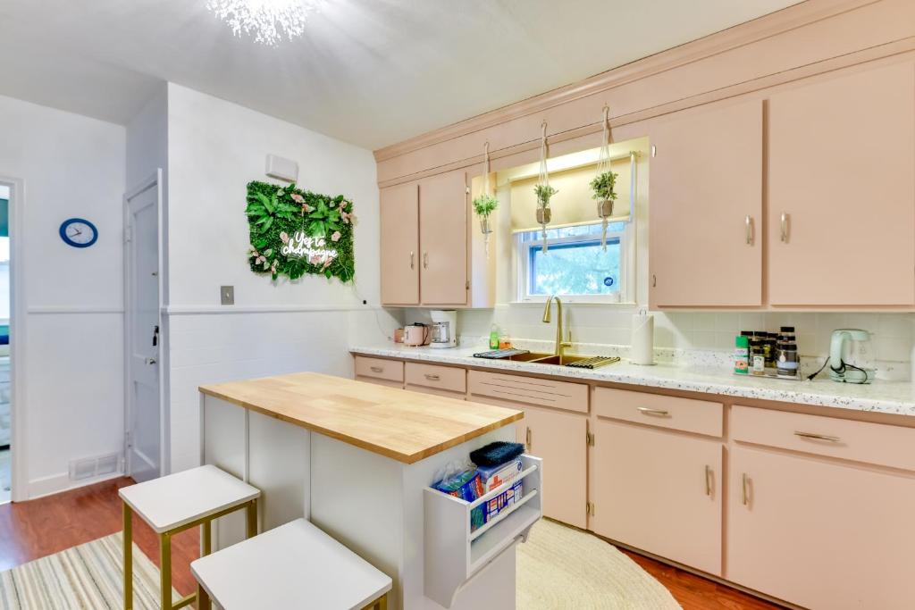 Kuchyň nebo kuchyňský kout v ubytování Themed New York Home about 2 Mi to Niagara Falls!