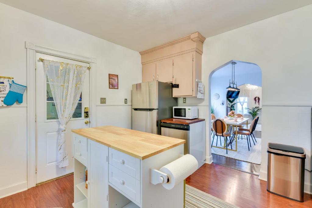 Kuchyň nebo kuchyňský kout v ubytování Themed New York Home about 2 Mi to Niagara Falls!