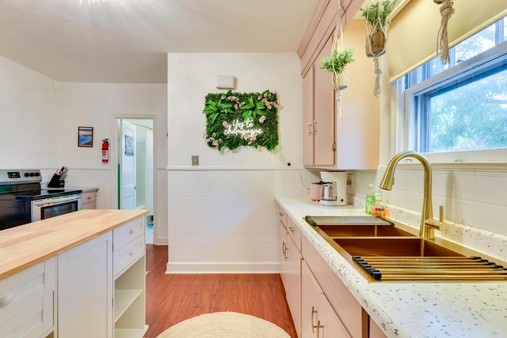 Kuchyň nebo kuchyňský kout v ubytování Themed New York Home about 2 Mi to Niagara Falls!
