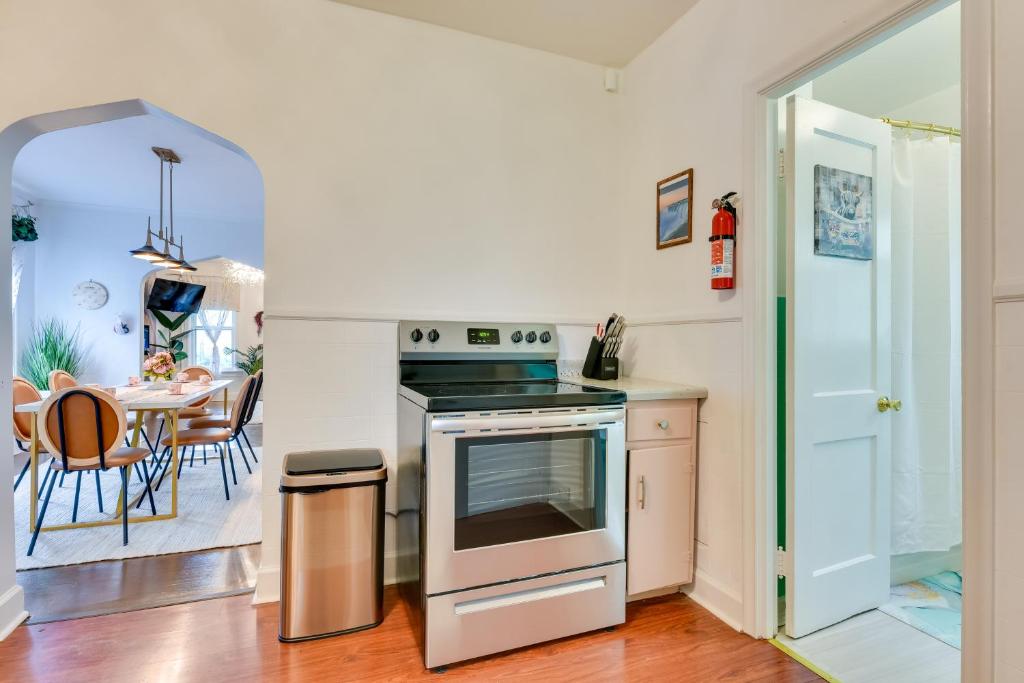 Kuchyň nebo kuchyňský kout v ubytování Themed New York Home about 2 Mi to Niagara Falls!
