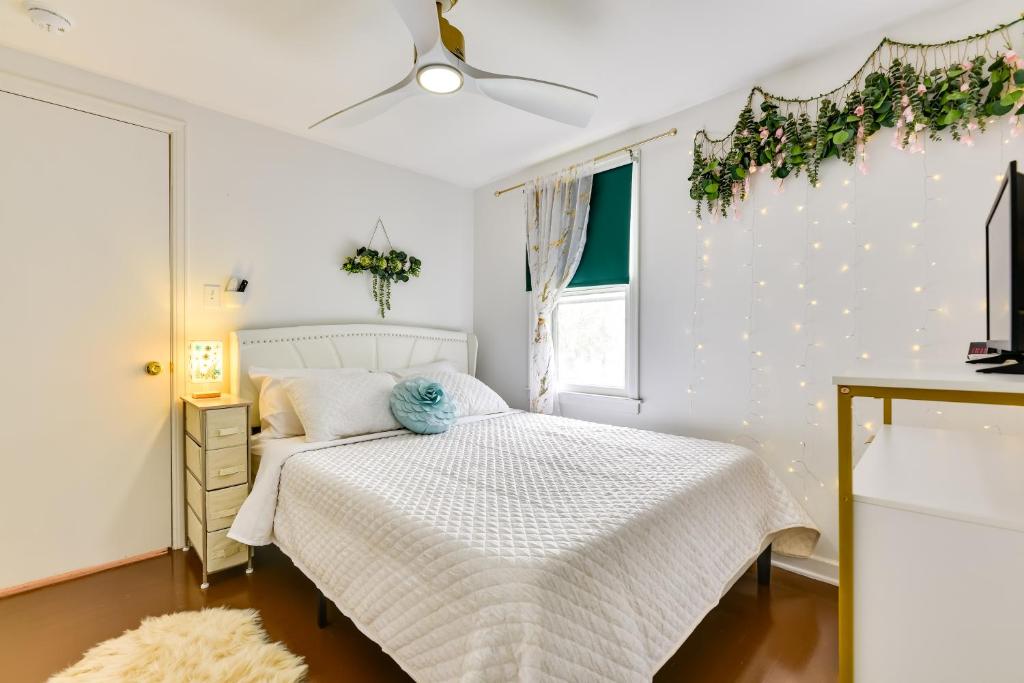 Postel nebo postele na pokoji v ubytování Themed New York Home about 2 Mi to Niagara Falls!