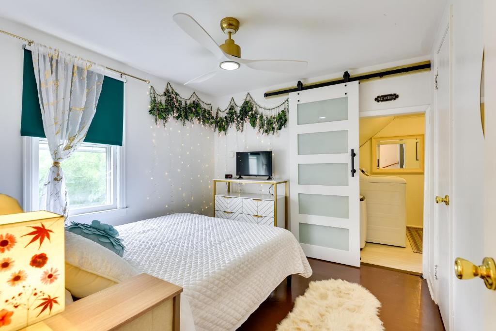 Postel nebo postele na pokoji v ubytování Themed New York Home about 2 Mi to Niagara Falls!