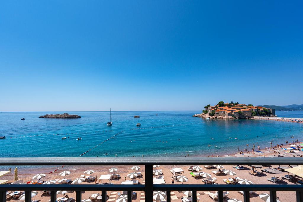 Hotel California by Aycon - 2