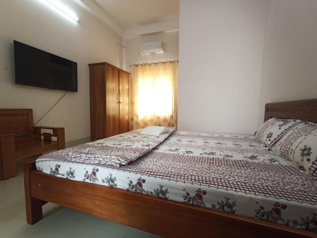 Postel nebo postele na pokoji v ubytování Nhà nghỉ PHƯƠNG HIỀN