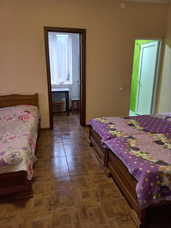 una camera con 2 letti e un pavimento in legno di TEGI a Ureki