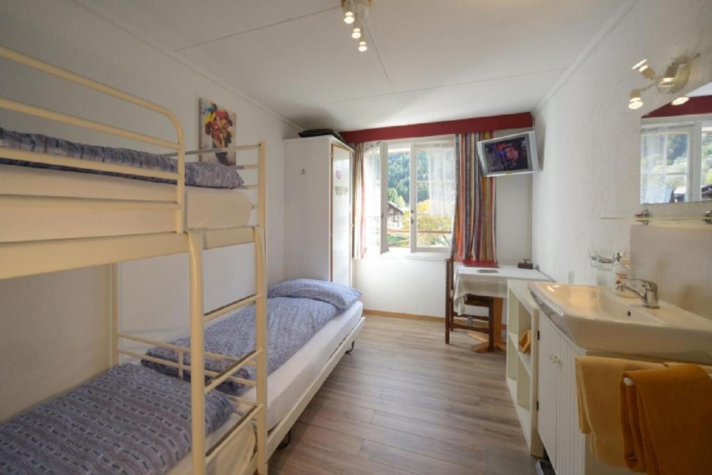 Postel nebo postele na pokoji v ubytování Swiss Lodge Hotel Bernerhof
