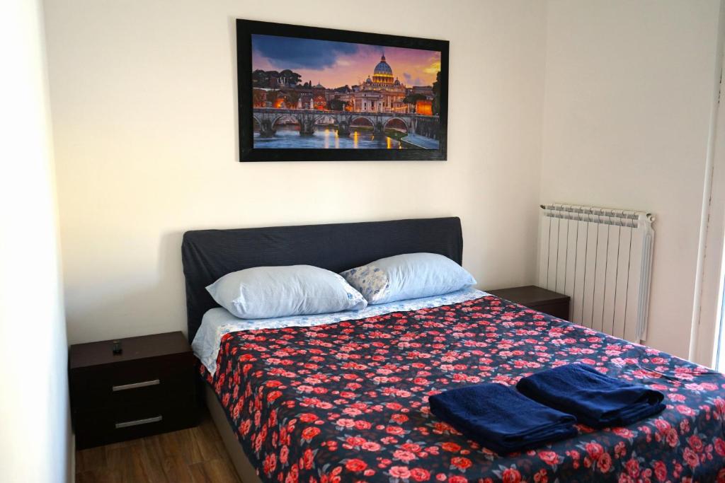 - une chambre avec un lit et 2 serviettes dans l'établissement Cozy Rooms Rome, à Rome