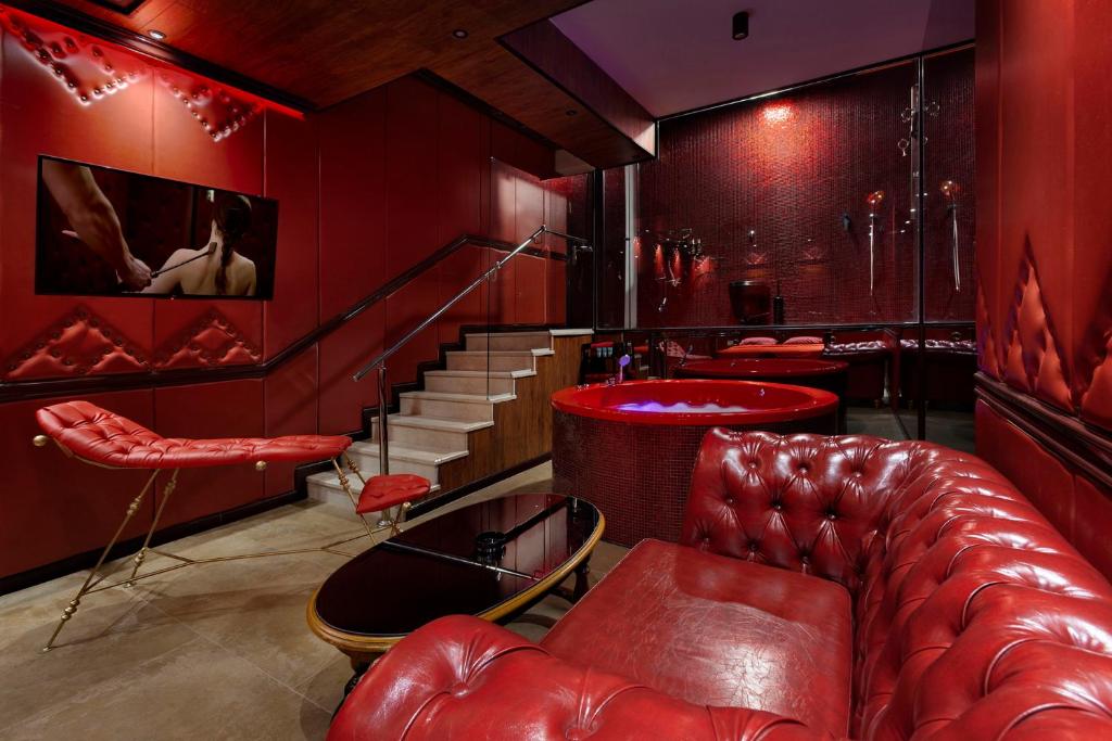 a red room with a couch and a bar at Metro Elegance Suites in Tel Binyamin