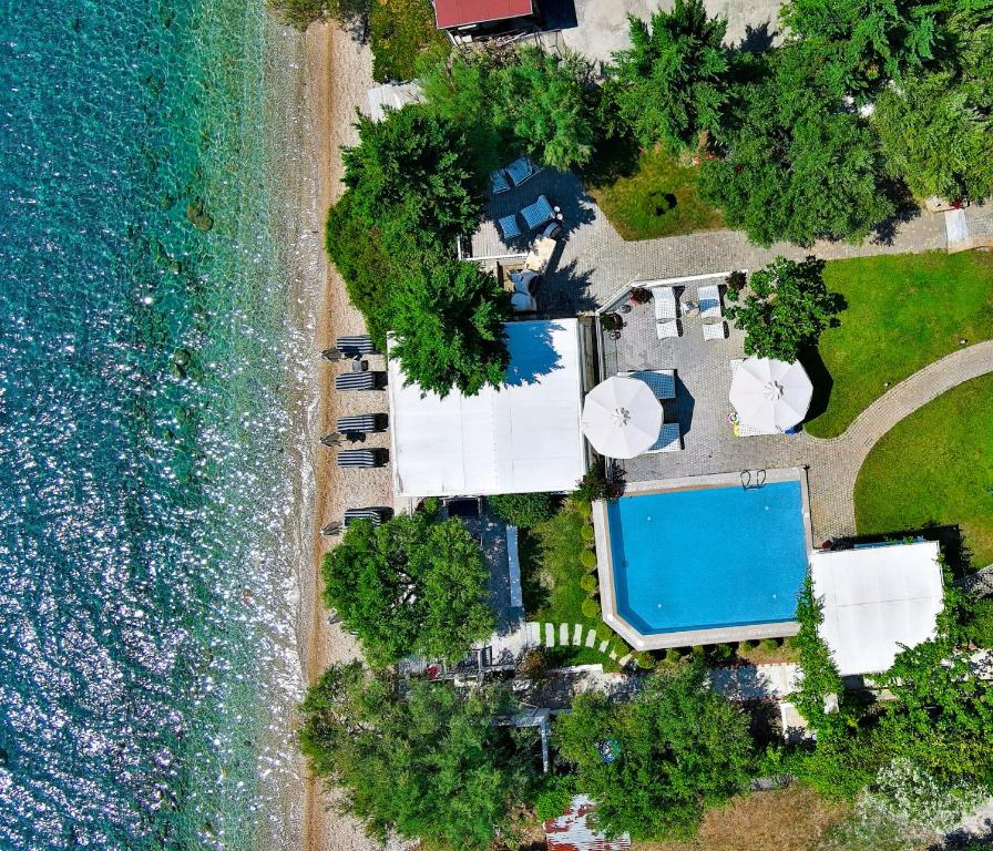 - une vue aérienne sur un complexe avec une piscine et l'océan dans l'établissement Acrotel Athena Villa, à Elia