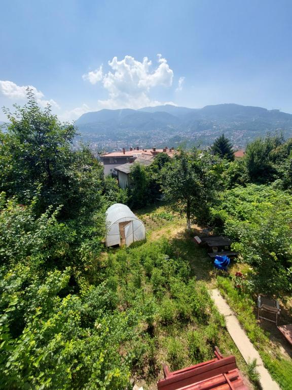 ein weißes Zelt in der Mitte eines Feldes in der Unterkunft Hostel Bobito in Sarajevo