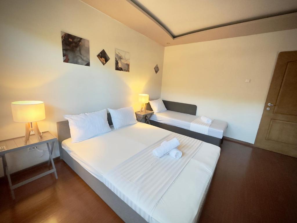 - une chambre avec un grand lit blanc et un canapé dans l'établissement TOP Place to Stay -Self check in 24h, à Reşiţa