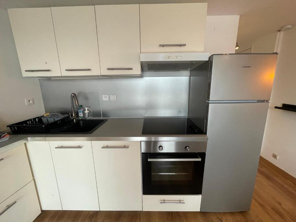 Kuchyň nebo kuchyňský kout v ubytování Appartement face à la mer
