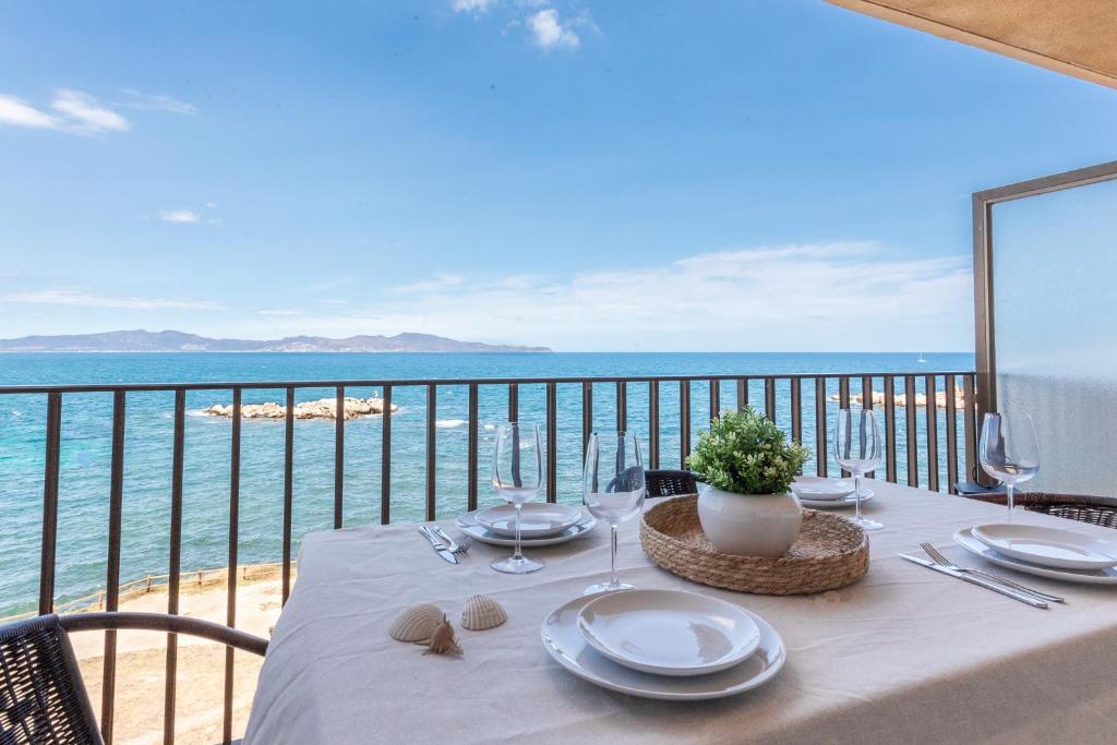 een eettafel met uitzicht op de oceaan bij Apartamento El Capitan in L'Escala
