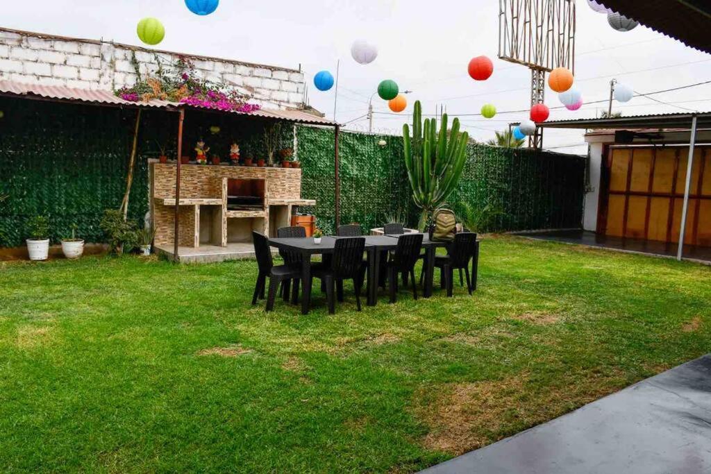 una mesa y sillas en un patio con globos en CASA CAMPESTRE SANTERRA en Tacna