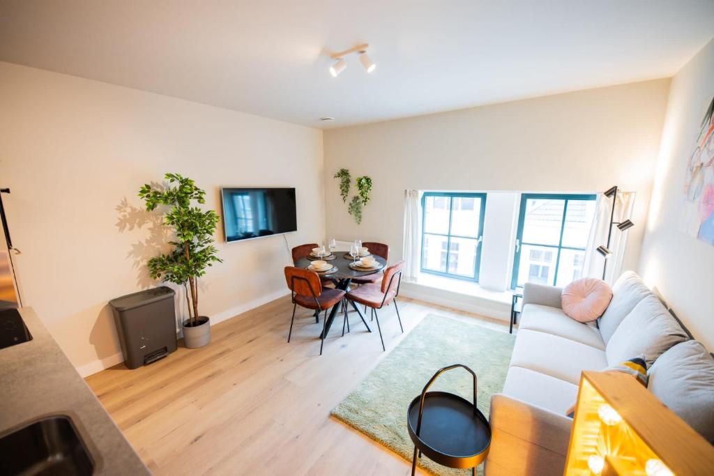 un salon avec un canapé et une table dans l'établissement Alphabet Apartments -2e Pijnackerstraat 13, à Rotterdam