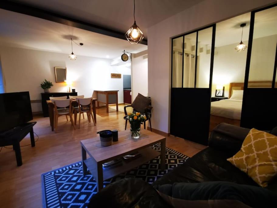 un salon avec un canapé et une table dans l'établissement Nid douillet à quelques pas de la gare., à Carcassonne