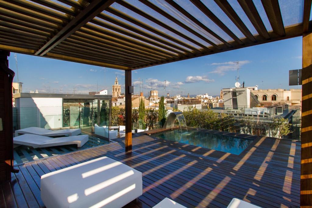 バレンシアにあるBoutique Alma Apartmentsの屋上デッキ(建物の最上階にスイミングプール付)