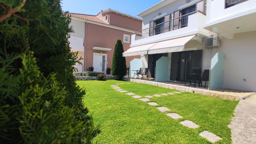 Villa Gianna في Apolpaina: حديقة في منزل مع عشب أخضر