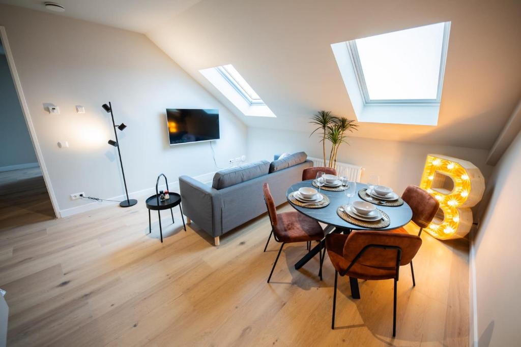 un soggiorno con tavolo e divano di Beloved 3 Bedroom Apartment a Rotterdam