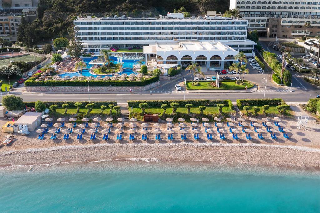 依克希亞的住宿－Oceanis Beach Hotel，享有海滩度假村的空中景致