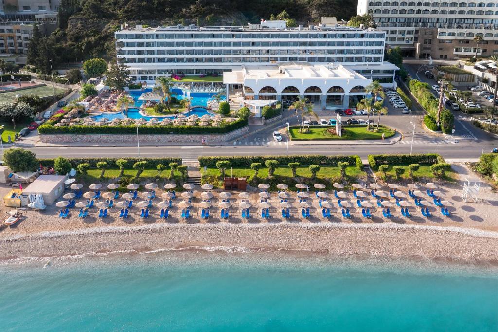 uma vista aérea de um resort com uma praia em Oceanis Beach Hotel em Ixia