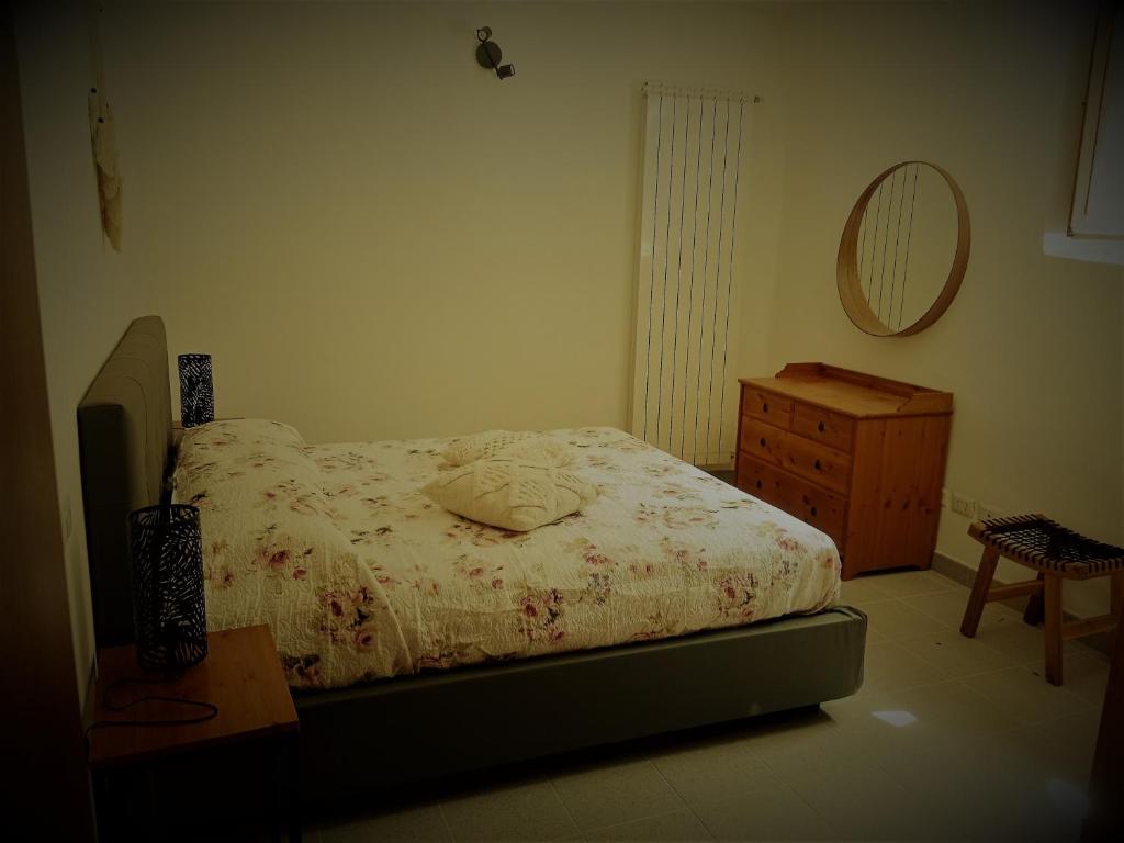 1 dormitorio con cama, tocador y espejo en SISU BUSSI SUITE en Bussi sul Tirino