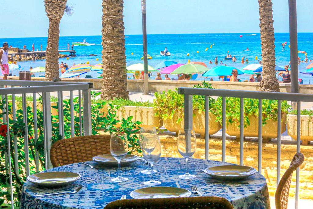 a table with wine glasses and a view of the beach at Bello Horizonte ONLY FAMILIES in Salou