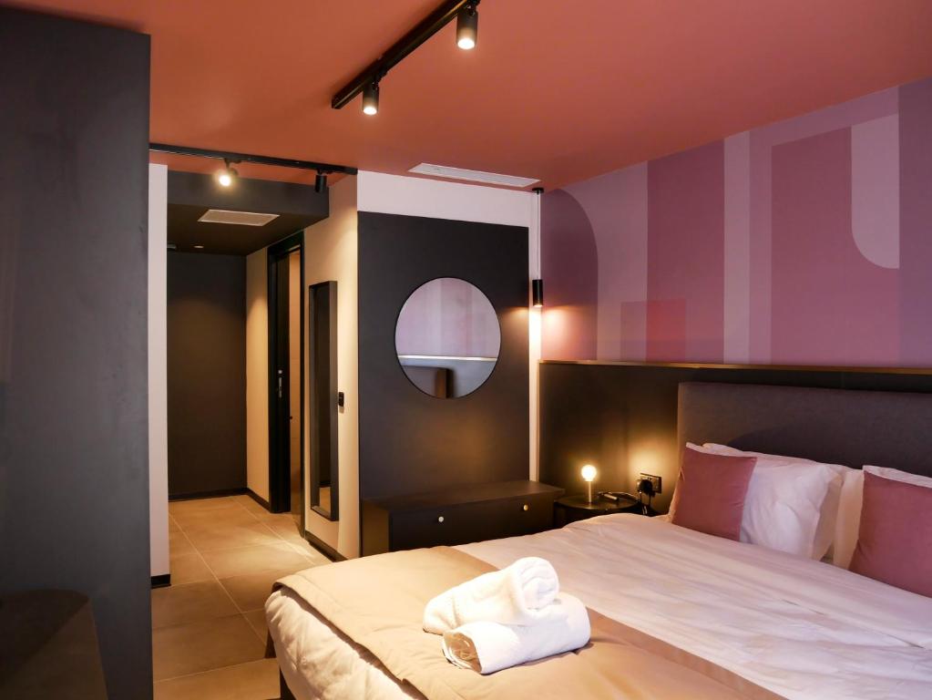 1 dormitorio con 1 cama con 2 toallas en Eleven by Warren Collection, en Sliema