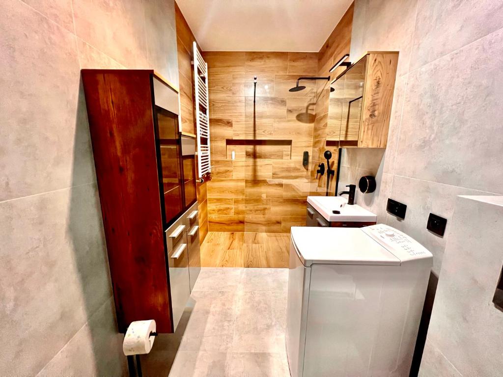 y baño con aseo y lavamanos. en Apartamenty Drewnowska 77, en Łódź