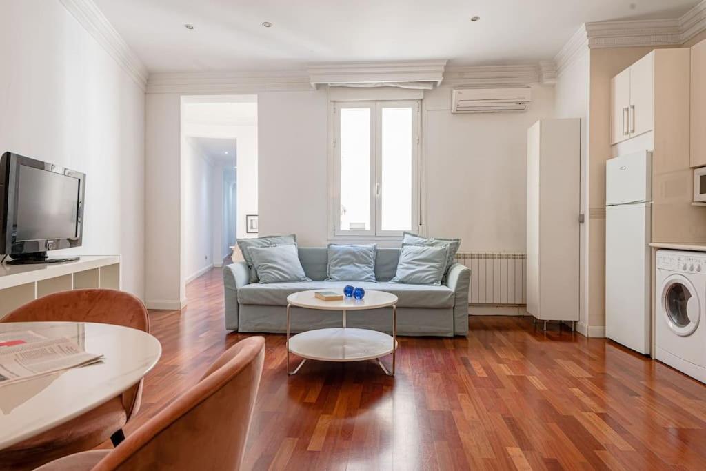 een woonkamer met een bank en een tafel bij Modern apartment in Chueca INF3Iz4 in Madrid