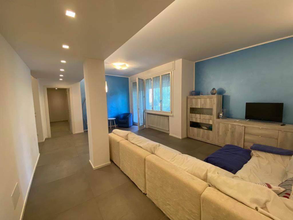 a living room with a couch and a television at Appartamento Pirandello in Lido di Camaiore