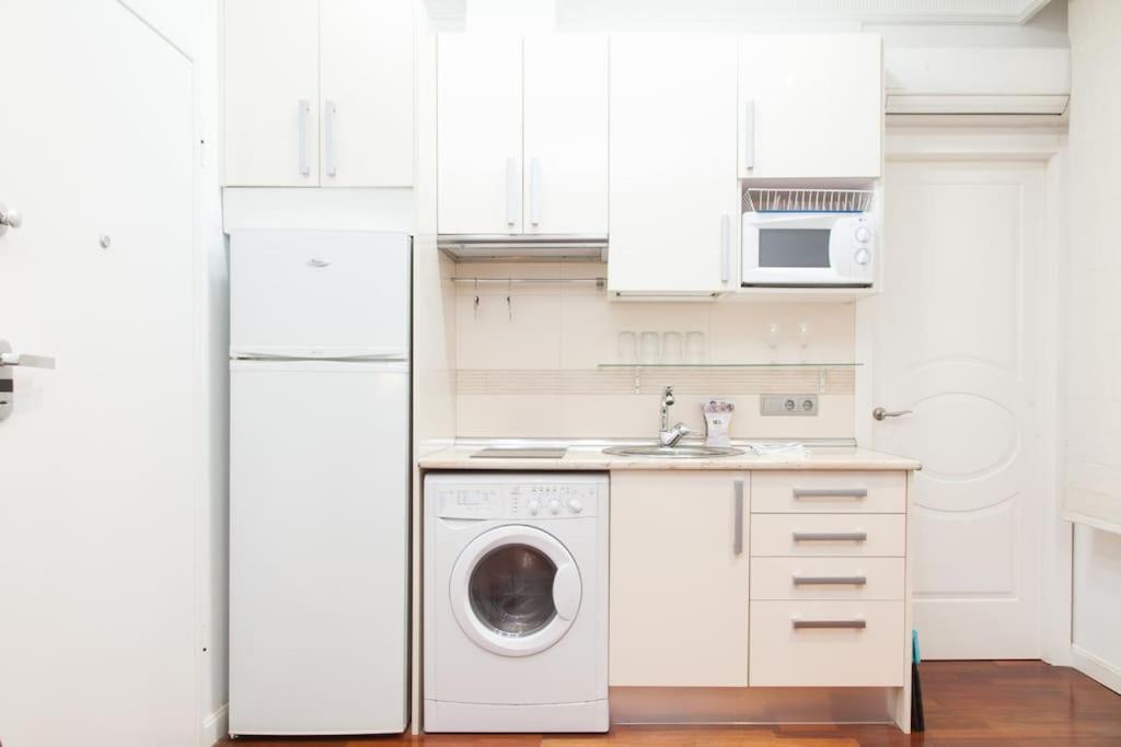 Kuchyň nebo kuchyňský kout v ubytování Tranquilo apartamento en Chueca IN2Iz5